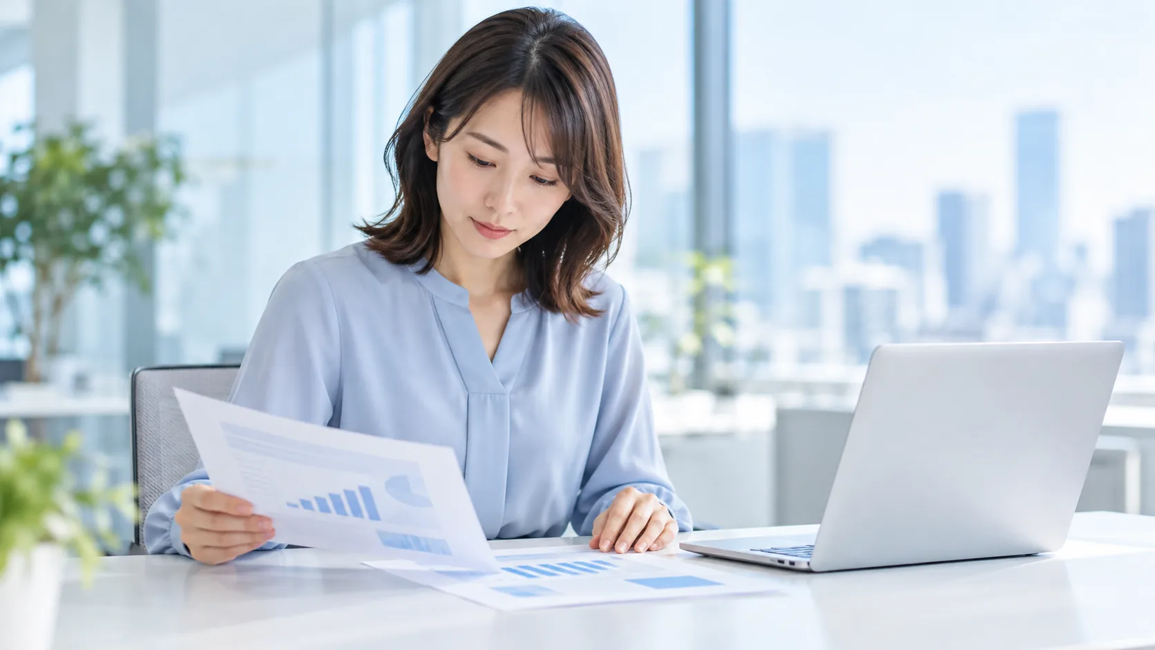 営業資料を確認する担当者のイメージ(AI生成)