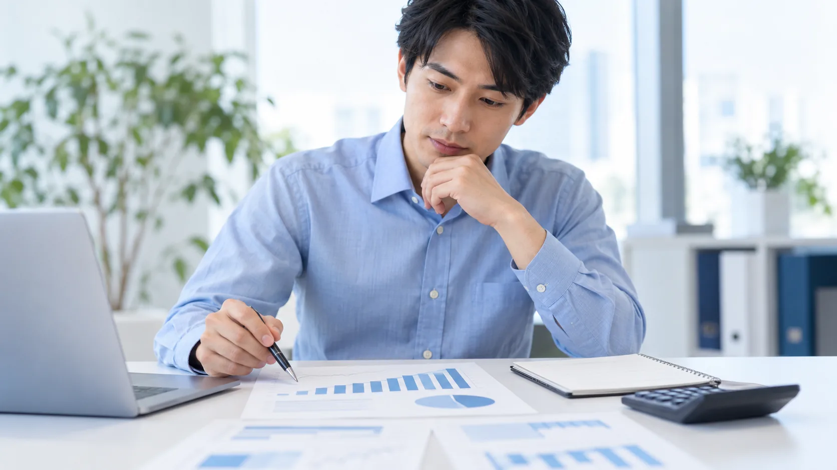 施策の費用対効果を確認する担当者のイメージ（AI生成）
