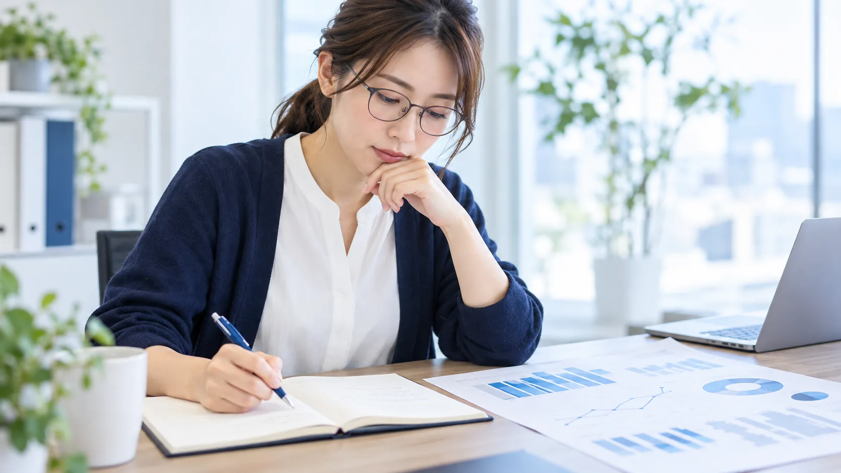 指標と問いを分けて検討する担当者のイメージ(AI生成)