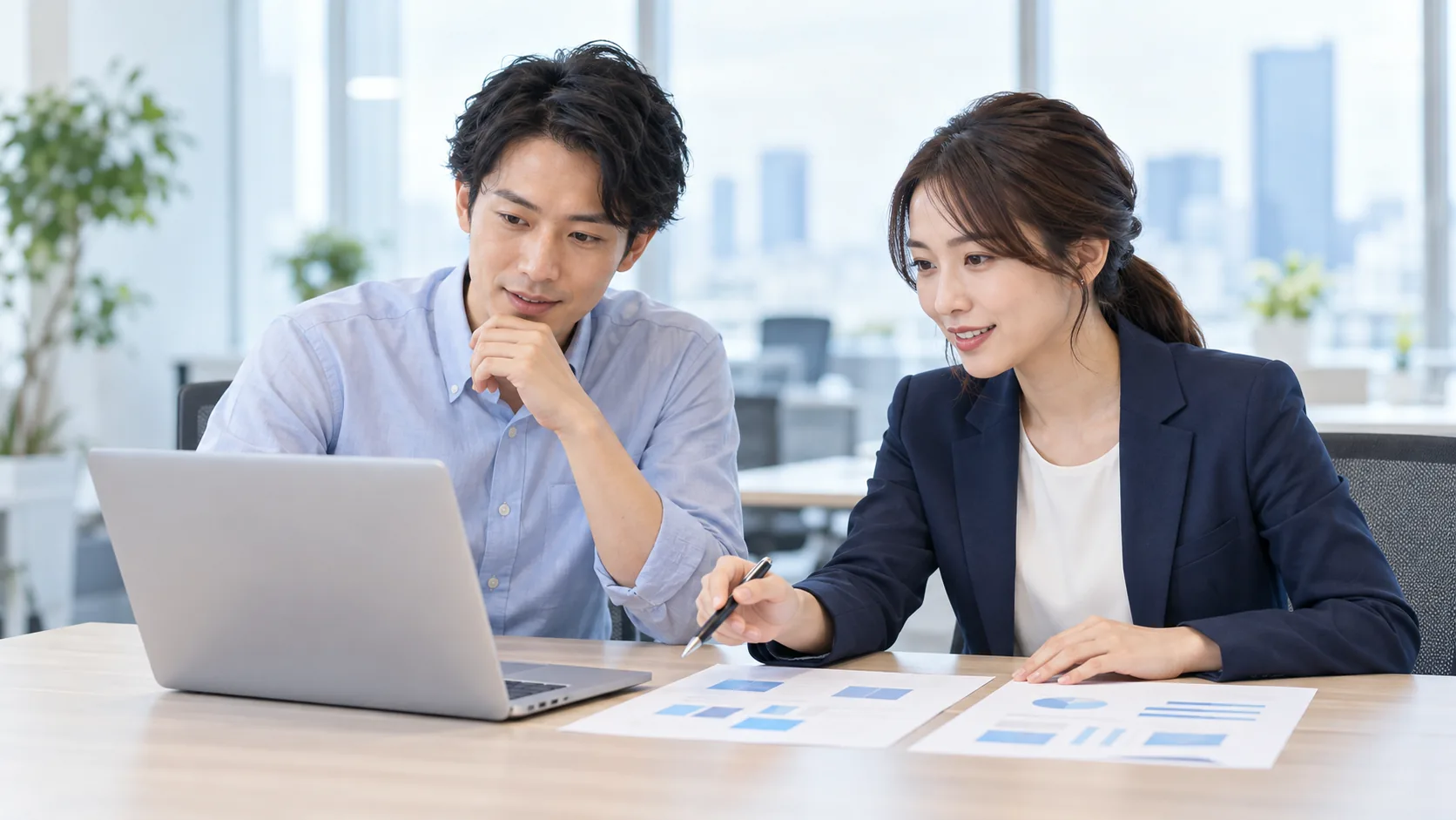 Web接客AIの比較資料を検討する二人の担当者のイメージ(AI生成)